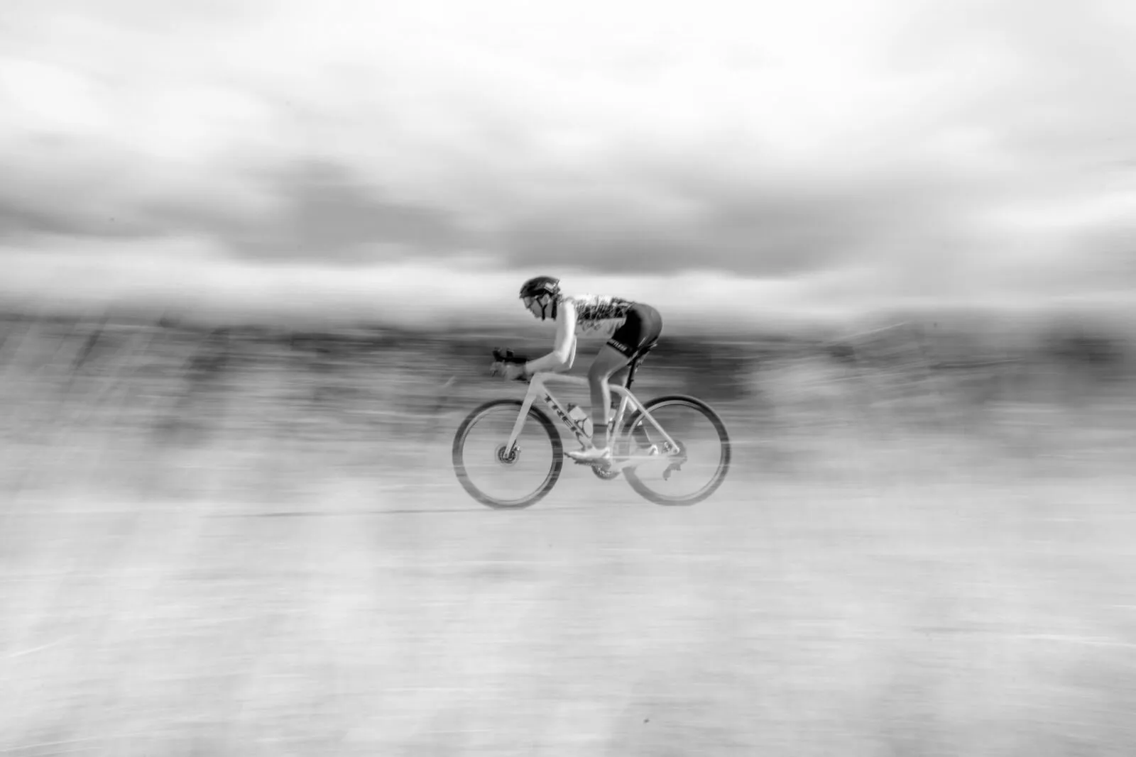 Ciclista de gravel en blanco y negro