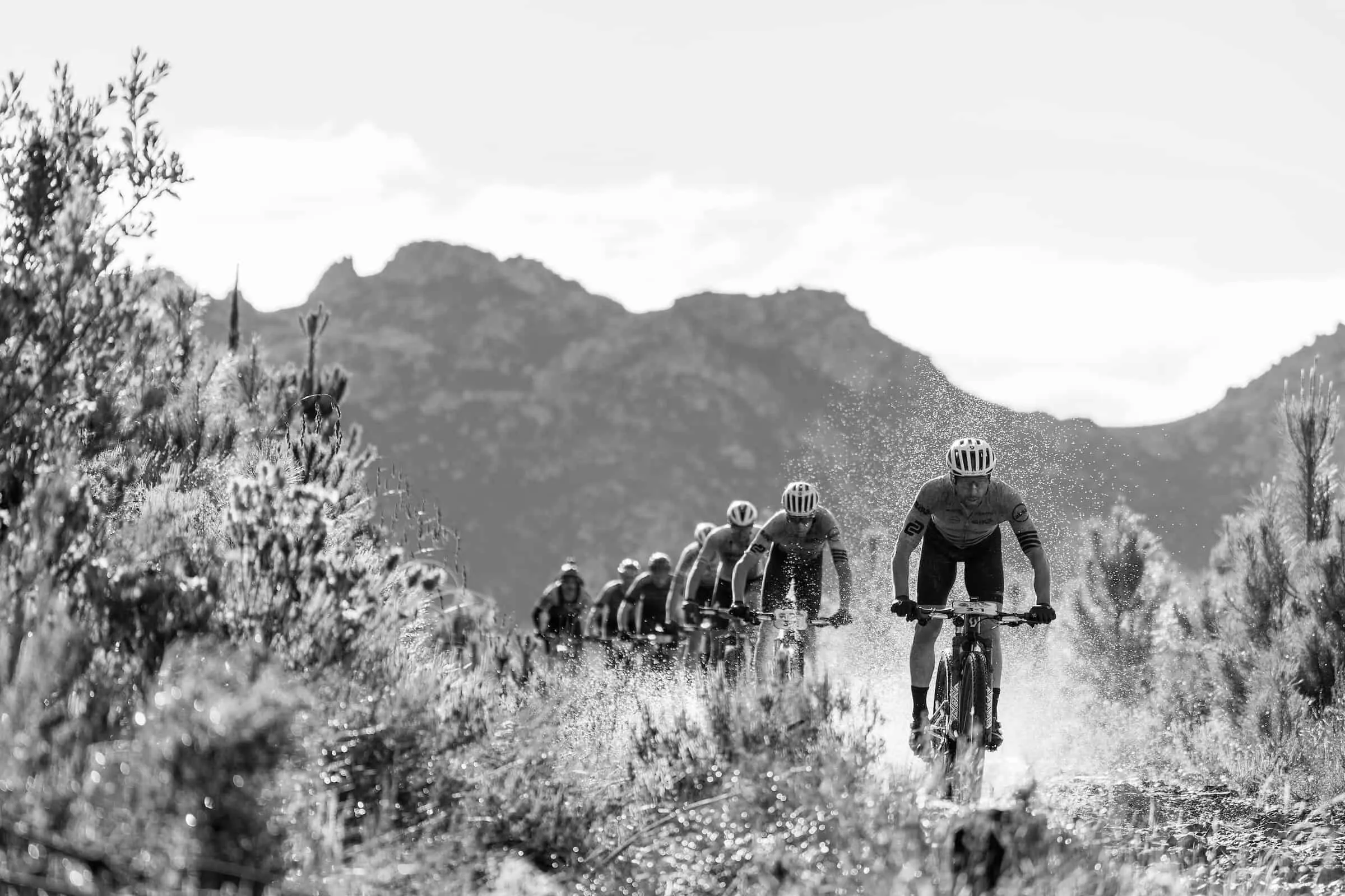 Ciclista de gravel en blanco y negro
