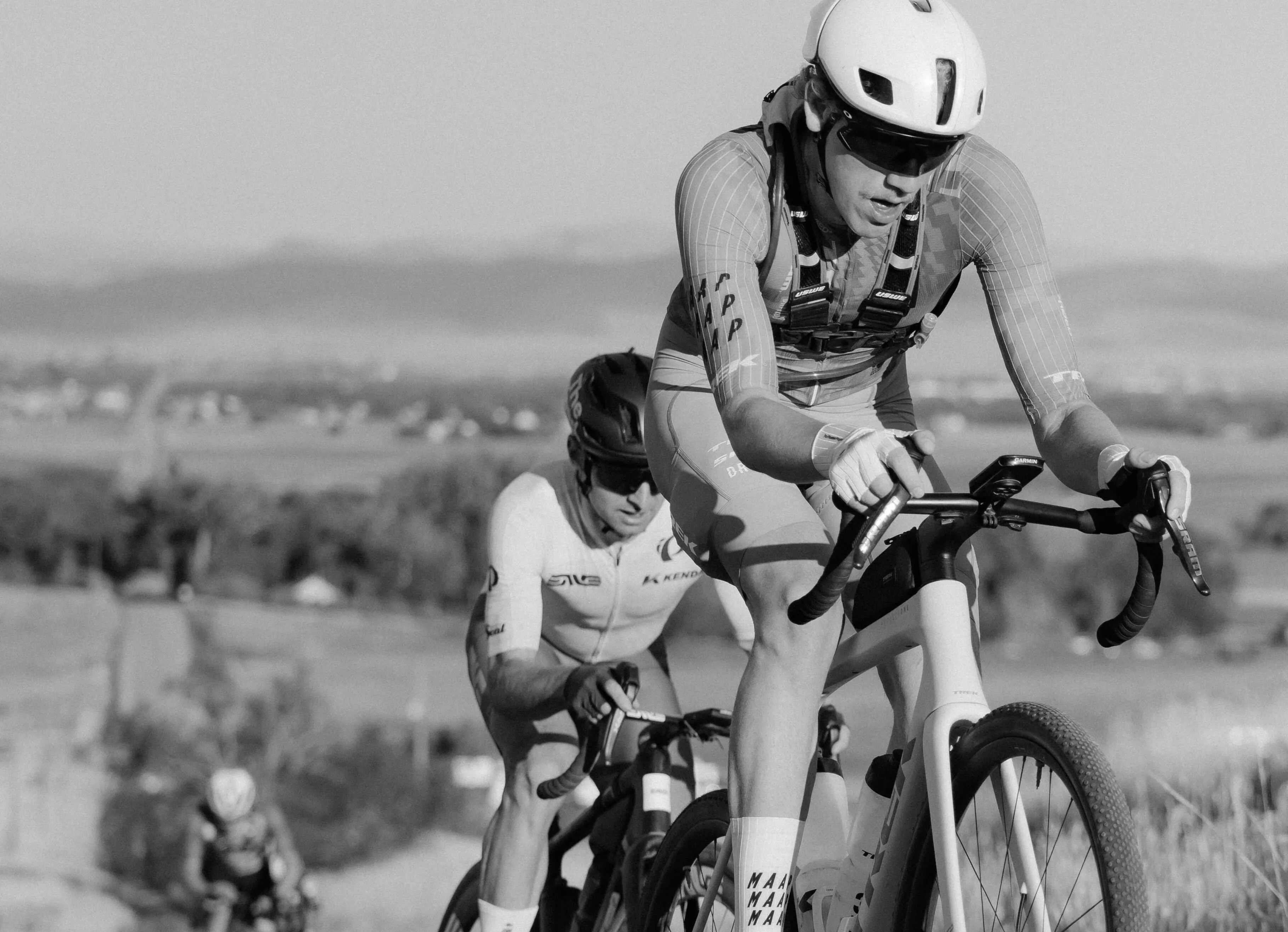 Ciclista en blanco y negro