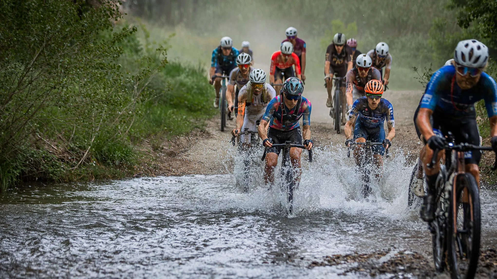 Pelotón en The Traka — gravel en Girona