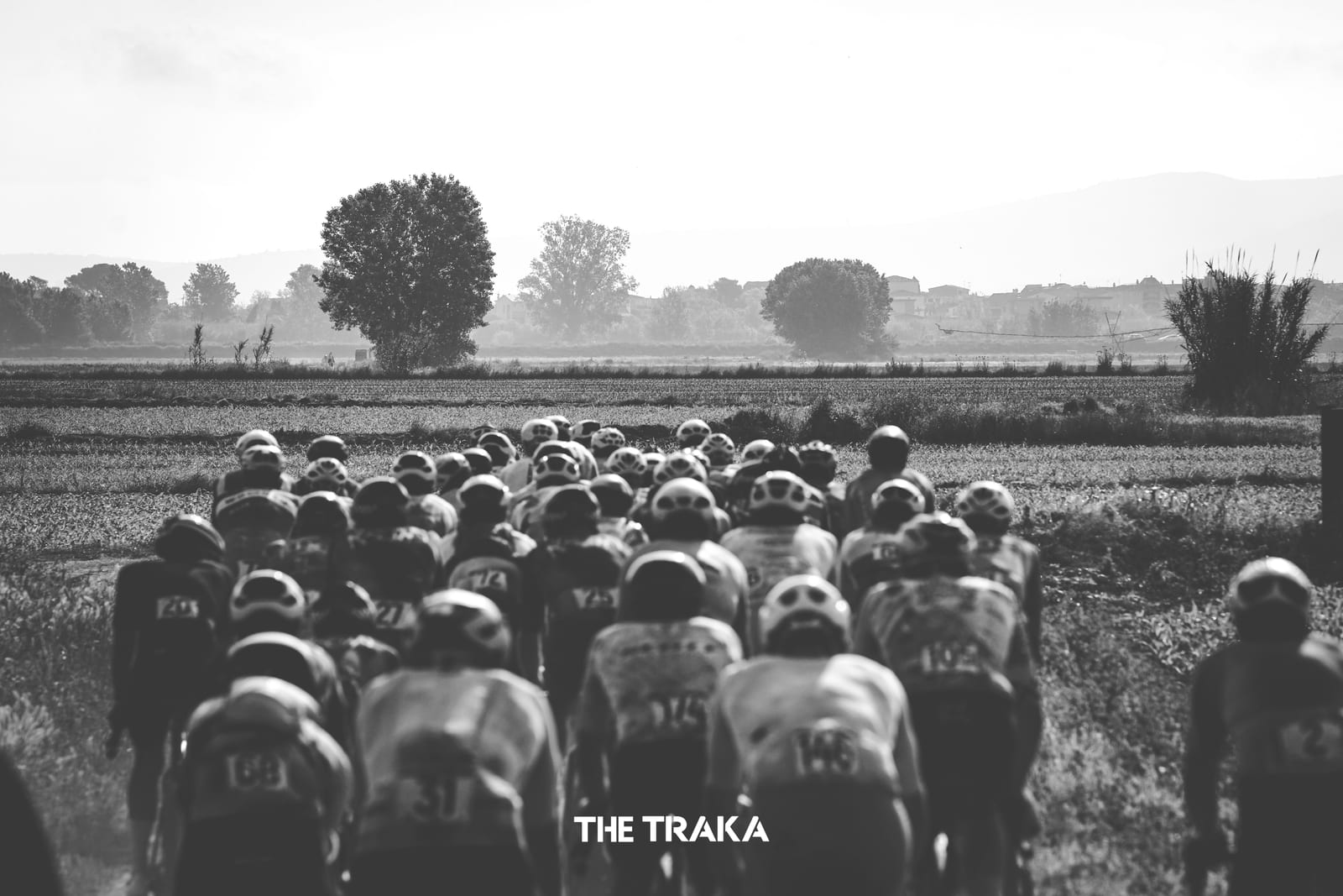 Pelotón de ciclistas en la salida de The Traka, fotografía en blanco y negro
